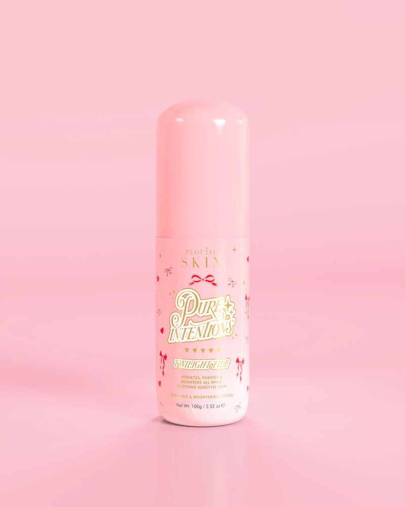 Flacon rose de lotion purifiante et éclaircissante P.Louise Pure Intentions avec des motifs de nœuds rouges sur fond rose