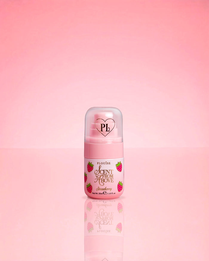 P.Louise Mini Strawberry Hair & Body Mist Geur van boven op een roze achtergrond