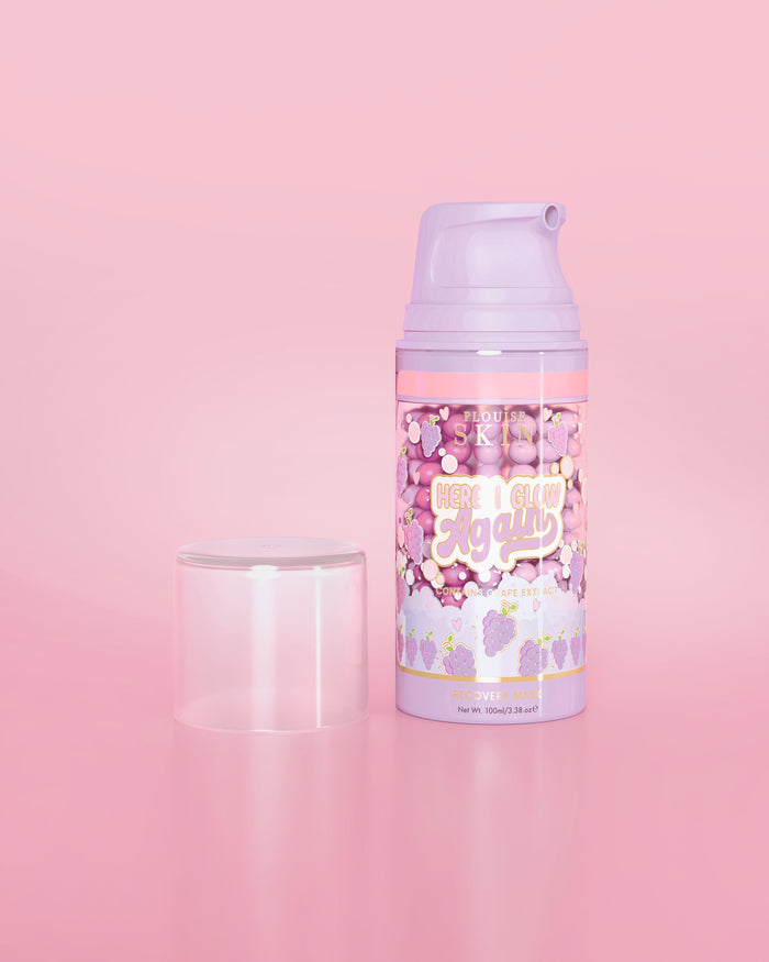 Paarse fles P. Louise Here I Glow Again Grape Recovery Mask op een roze achtergrond
