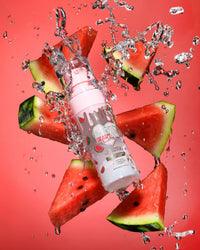 Bouteille rose avec motif pastèque entourée de tranches de pastèque et de gouttelettes d'eau sur fond rouge