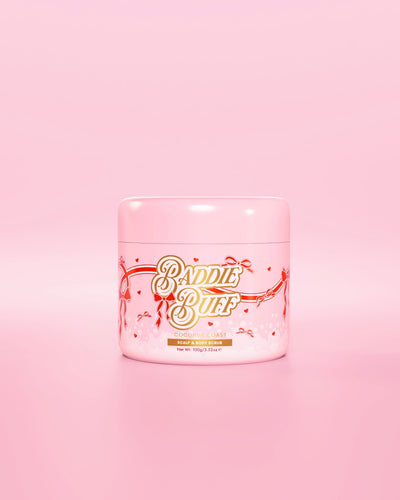 Un bain rose P.Louise ou un gommage au sucre pour le cuir chevelu et le corps Baddie Buff à Coconut Coast