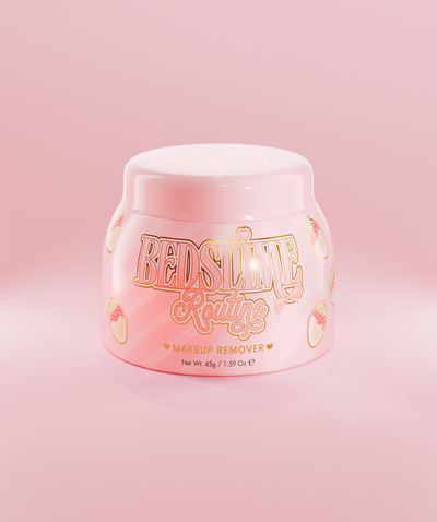 Un pot rose de nettoyant démaquillant gelée P.Louise Bedslime Routine avec un motif fraises et crème.
