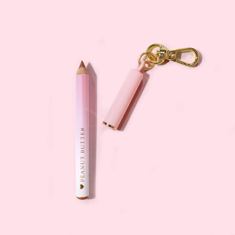 Roze P.Louise mini-sleutelhangerlipliner met 'Peanut Butter'-branding op een lichtroze achtergrond