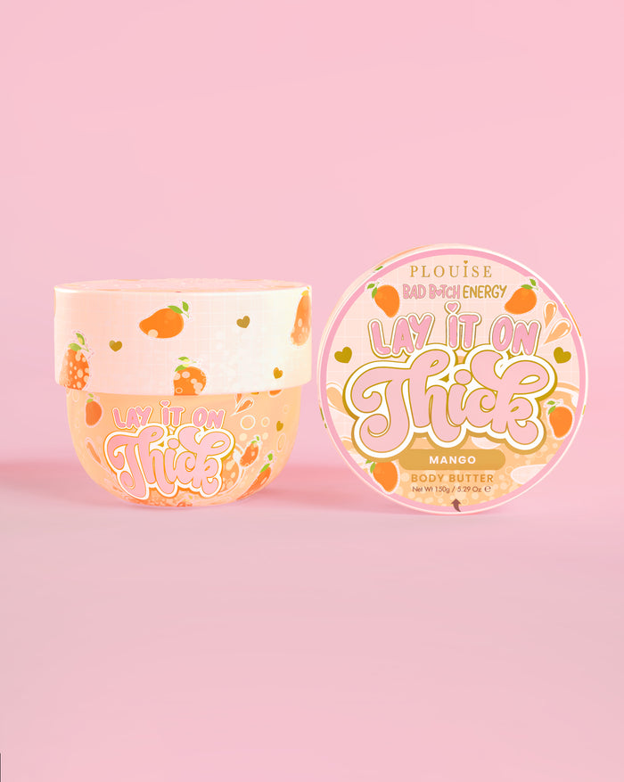 Kutje P. Louise 'Lay It On Thick' mango body butter op een roze achtergrond