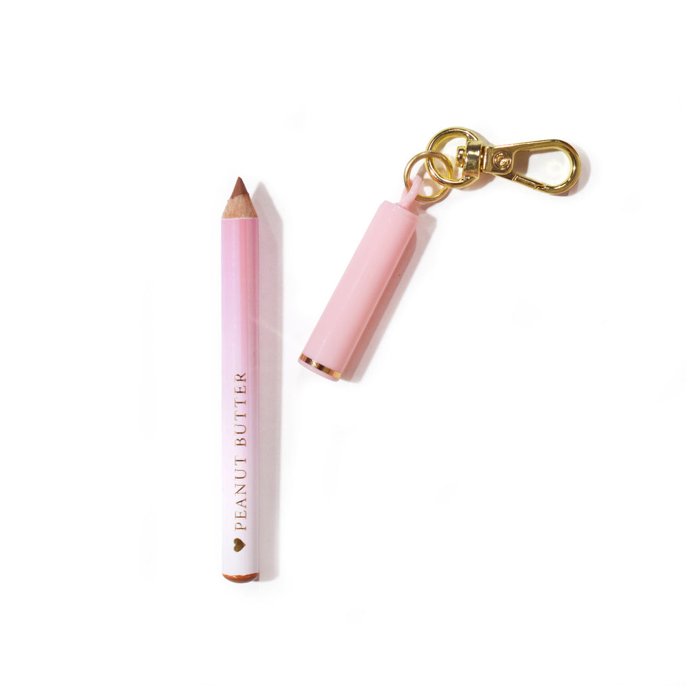 Roze P.Louise mini-sleutelhangerlipliner met 'Keep It Casual'-branding op een lichtroze achtergrond