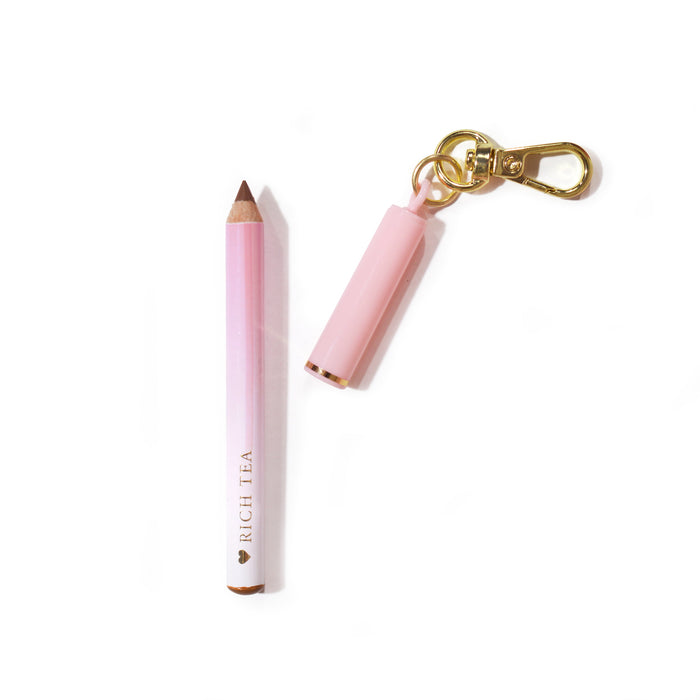 Roze P.Louise mini-sleutelhangerlipliner met 'Rich Teal'-branding op een lichtroze achtergrond