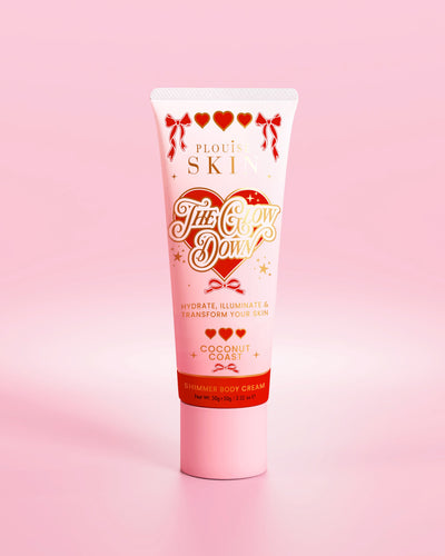 Tube rose de crème pour le corps scintillante P.Louise The Glow Down au parfum Coconut Coast sur fond rose