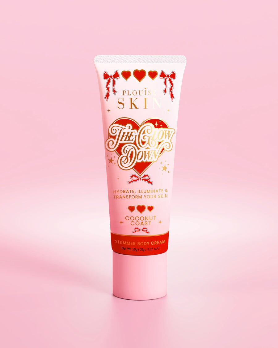 Roze tube P.Louise The Glow Down glanzende bodycrème in de geur van kokosnootkust tegen een roze achtergrond