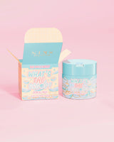P.Louise 'Wat is de primeur?' rekbare bodyscrub in de geur van granenmelk met een verpakking van granenmelk op een roze achtergrond