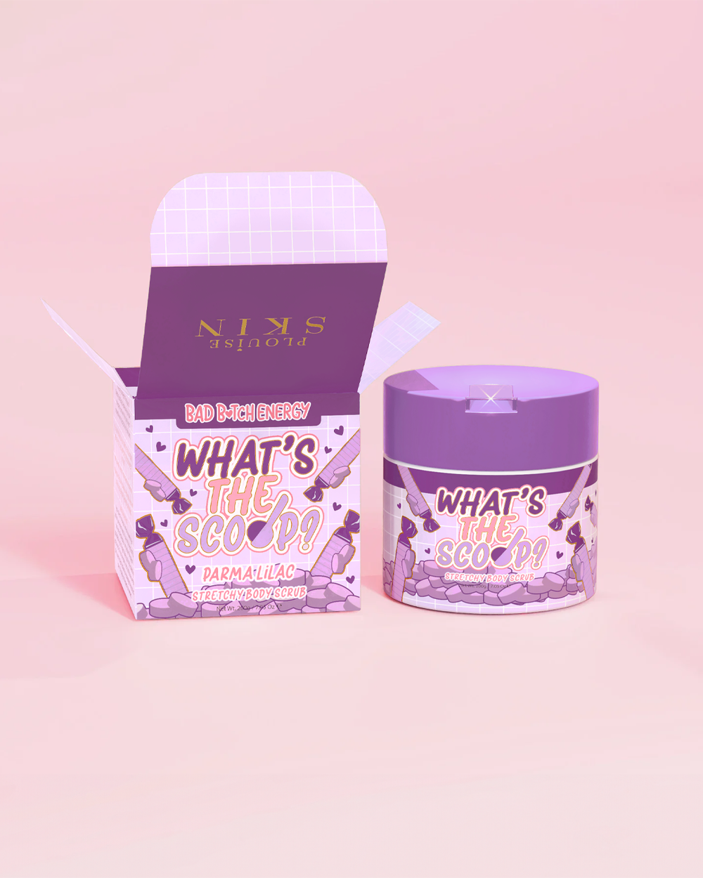 P.Louise 'Wat is de primeur?' rekbare bodyscrub in de geur van palma lila met een palma lila designverpakking op een roze achtergrond