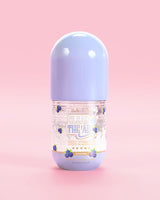 Fles P. Louise Clear The Air Blueberry Gel Cleanser op een roze achtergrond