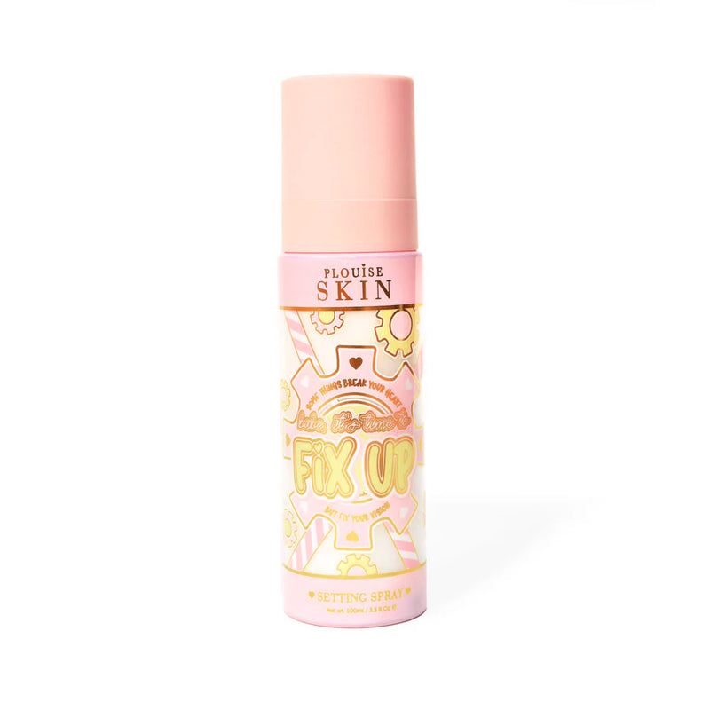 Flacon rose de spray fixateur matifiant P. Louise Fix Up avec motif d'engrenage rose et jaune sur le flacon sur fond blanc