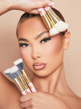 Image d'une femme mannequin maquillée tenant le lot de 5 pinceaux de maquillage P.Louise Spoiled For Choice contre son visage.