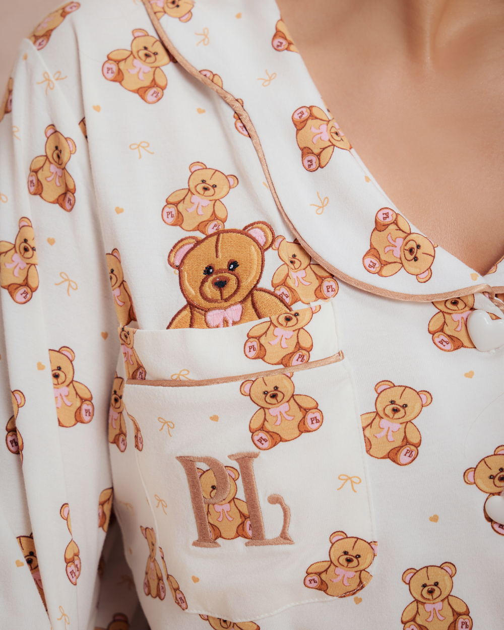 Close-up shot van de teddybeerprint op de damespyjamaset
