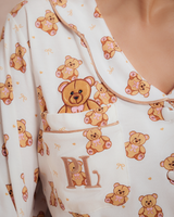 Close-up shot van de teddybeerprint op de damespyjamaset