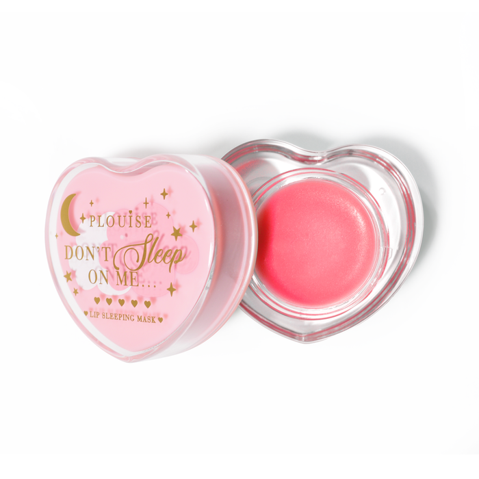 Roze hartvormig lipslaapmasker met het deksel eraf op een witte achtergrond