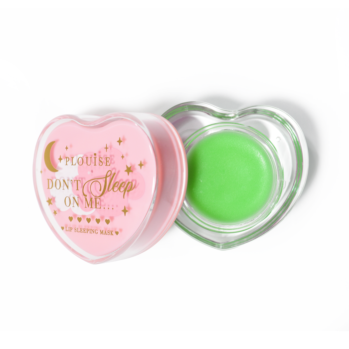 Roze hartvormig lipslaapmasker met het deksel eraf op een witte achtergrond