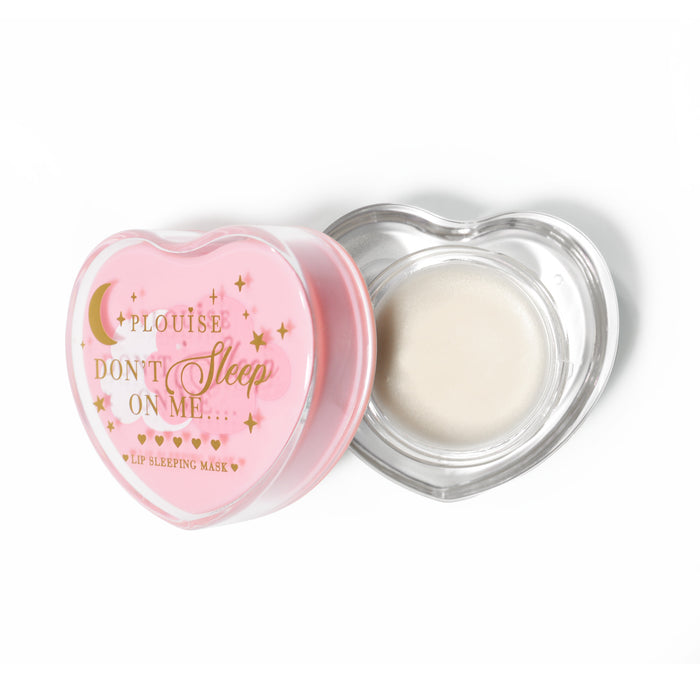 Roze hartvormig lipslaapmasker in het wit tegen een witte achtergrond