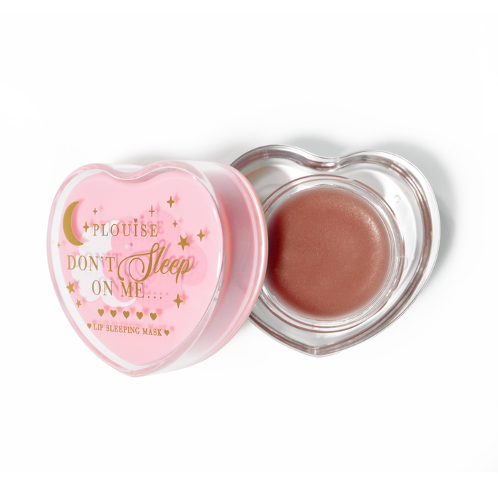 Roze hartvormig lipslaapmasker met het deksel eraf op een witte achtergrond